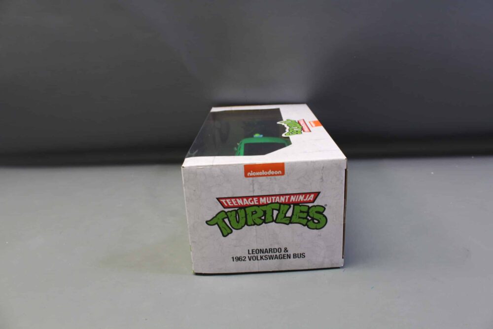 Jada Teenage Mutant Ninja Turtles TMNT 1962 Volkswagen Bus & Leonardo 1:24 NIB - Image 3